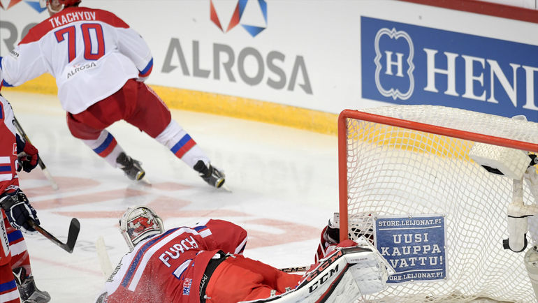 Сегодня. Хельсинки. Чехия - Россия - 0:3. Владимир ТКАЧЕВ празднует гол в ворота Доминика ФУРХА. Фото REUTERS Сегодня. Хельсинки. Чехия - Россия - 0:3. Владимир ТКАЧЕВ празднует гол в ворота Доминика ФУРХА. Фото REUTERS