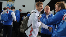 Понедельник. Москва. Аэропорт Шереметьево. Сборная России готовится к вылету в Катар. Александр КОКОРИН и Денис ГЛУШАКОВ.