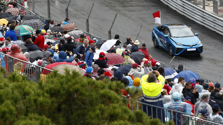 Все три принявшие участие в гонке Toyota Mirai, включая автомобиль под управлением мэра Монако Жоржа Марсана, успешно преодолели маршрут длиной свыше 1000 километров от Фонтенбло до Монако. Все три принявшие участие в гонке Toyota Mirai, включая автомобиль под управлением мэра Монако Жоржа Марсана, успешно преодолели маршрут длиной свыше 1000 километров от Фонтенбло до Монако.