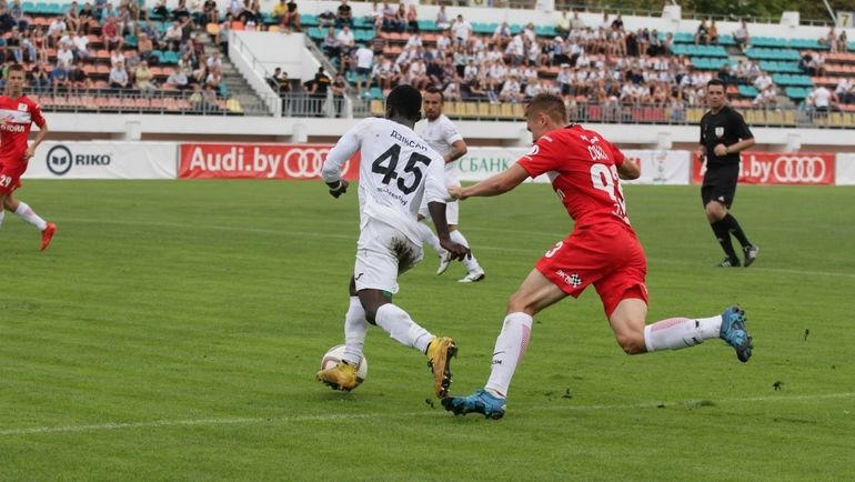 Диксон АФОАКВА (№45) убегает от соперника. Фото dynamo-brest.by Диксон АФОАКВА (№45) убегает от соперника. Фото dynamo-brest.by