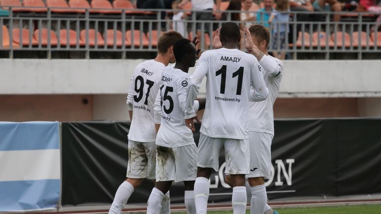 Партнеры поздравляют Диксона АФОАКВУ (№45) с забитым голом. Фото dynamo-brest.by Партнеры поздравляют Диксона АФОАКВУ (№45) с забитым голом. Фото dynamo-brest.by