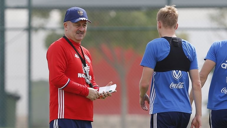 Вчера. Доха. Главный тренер сборной России Станислав ЧЕРЧЕСОВ проводит утреннюю тренировку. Фото Константин РЫБИН, РФС Вчера. Доха. Главный тренер сборной России Станислав ЧЕРЧЕСОВ проводит утреннюю тренировку. Фото Константин РЫБИН, РФС