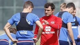 Вчера. Доха. Врач сборной России Эдуард БЕЗУГЛОВ (по центру). Фото РФС/Константин РЫБИН.