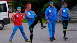 13 октябоя. Рамзау. Эдуард ЛАТЫПОВ, Антон БАБИКОВ, тренер Андрей ПАДИН и Семен СУЧИЛОВ (слева направо) на предсезонной тренировке.