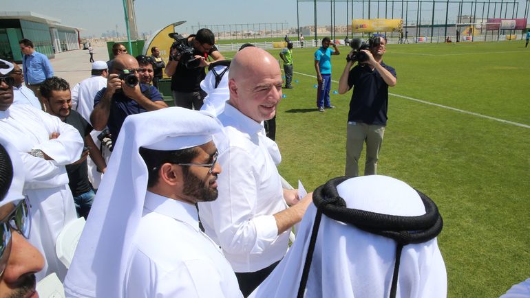 Глава ФИФА Джанни ИНФАНТИНО с инспекцией в Дохе. Фото REUTERS Глава ФИФА Джанни ИНФАНТИНО с инспекцией в Дохе. Фото REUTERS