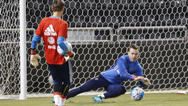 Среда. Доха. Капитан нашей национальной команды Игорь АКИНФЕЕВ.