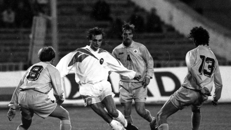 Игорь ШАЛИМОВ в окружении соперников. Игорь ШАЛИМОВ в окружении соперников.