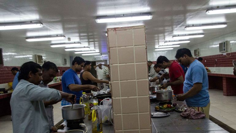 Обед в Qatar Labour camp. Фото Migration & Labor Обед в Qatar Labour camp. Фото Migration & Labor