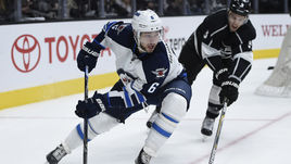 Нападающий "Виннипега" Александр БУРМИСТРОВ (№ 6) в 13 матчах нынешнего сезона пока не забросил ни одной шайбы.