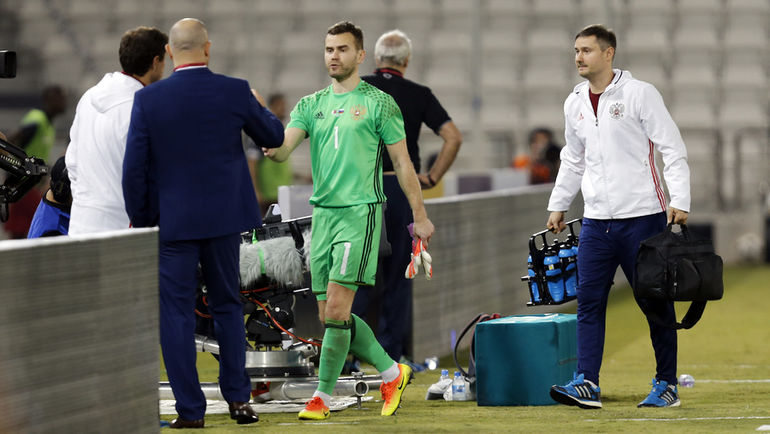 58-я минута. Игорь АКИНФЕЕВ покидает поле из-за травмы. Фото РФС/Константин РЫБИН 58-я минута. Игорь АКИНФЕЕВ покидает поле из-за травмы. Фото РФС/Константин РЫБИН