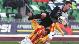 2 мая 1999 года. Москва. Восточная улица. "Торпедо" - "Алания" - 1:1. Евгений КОРНЮХИН против нападающего владикавказцев Георгия ДЕМЕТРАДЗЕ.