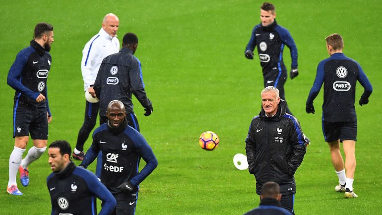 Дидье ДЕШАМ на тренировке сборной Франции. Фото AFP Дидье ДЕШАМ на тренировке сборной Франции. Фото AFP