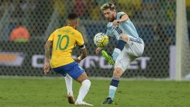 Сегодня. Белу-Оризонти. Бразилия - Аргентина - 3:0. Нападающий сборной Бразилии НЕЙМАР и форвард сборной Аргентины Лионель МЕССИ.