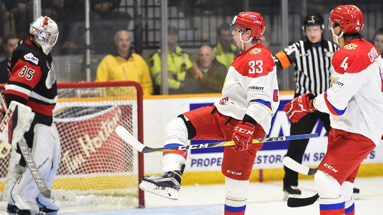 Игроки молодежной сборной России празднуют заброшенную шайбу. Фото Официальный сайт ФХР. Игроки молодежной сборной России празднуют заброшенную шайбу. Фото Официальный сайт ФХР.