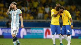 Четверг. Белу-Оризонти. Бразилия - Аргентина - 3:0. Нападающий сборной Аргентины Лионель МЕССИ и полузащитник сборной Бразилии ФЕРНАНДИНЬЮ и защитник МАРСЕЛУ.