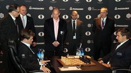 Пятница. Нью-Йорк. Вуди ХАРРЕЛЬСОН (в центре) открывает матч между Магнусом КАРЛСЕНОМ и Сергеем КАРЯКИНЫМ.