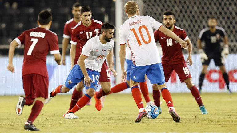 10 ноября. Доха. Катар - Россия - 2:1. Александр САМЕДОВ (в центре) против катарской обороны. Фото AFP 10 ноября. Доха. Катар - Россия - 2:1. Александр САМЕДОВ (в центре) против катарской обороны. Фото AFP
