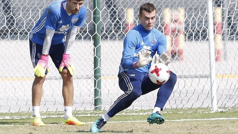 Игорь АКИНФЕЕВ (справа) готов сыграть с Румынией. Фото РФС Игорь АКИНФЕЕВ (справа) готов сыграть с Румынией. Фото РФС