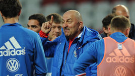 Сегодня. Грозный. Станислав ЧЕРЧЕСОВ на тренировке сборной.