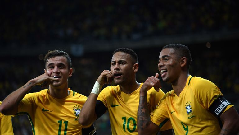 Бразильцы КОУТИНЬЮ, НЕЙМАР и ГАБРИЭЛ ЖЕЗУС празднуют победу над Аргентиной. Фото AFP Бразильцы КОУТИНЬЮ, НЕЙМАР и ГАБРИЭЛ ЖЕЗУС празднуют победу над Аргентиной. Фото AFP
