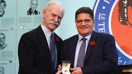 Суббота. Торонто. Председатель Зала славы Лэнни МАКДОНАЛЬД (слева) награждает Сергея МАКАРОВА почетным перстнем.