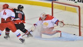 Понедельник. Гамильтон. Сборная OHL – Молодежная сборная России – 5:2. Захари ШЕНИШИН забрасывает первую шайбу канадцев.
