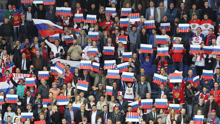 Однако и новые кричалки то и дело рождаются благодаря неиссякаемой болельщицкой фантазии. Фото REUTERS Однако и новые кричалки то и дело рождаются благодаря неиссякаемой болельщицкой фантазии. Фото REUTERS