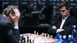 Понедельник. Нью-Йорк. Магнус КАРЛСЕН (справа) и Сергей КАРЯКИН.