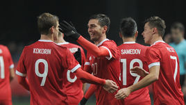 15 ноября. Грозный. Россия - Румыния - 1:0. Радость Магомеда ОЗДОЕВА (в центре) и его партнеров.