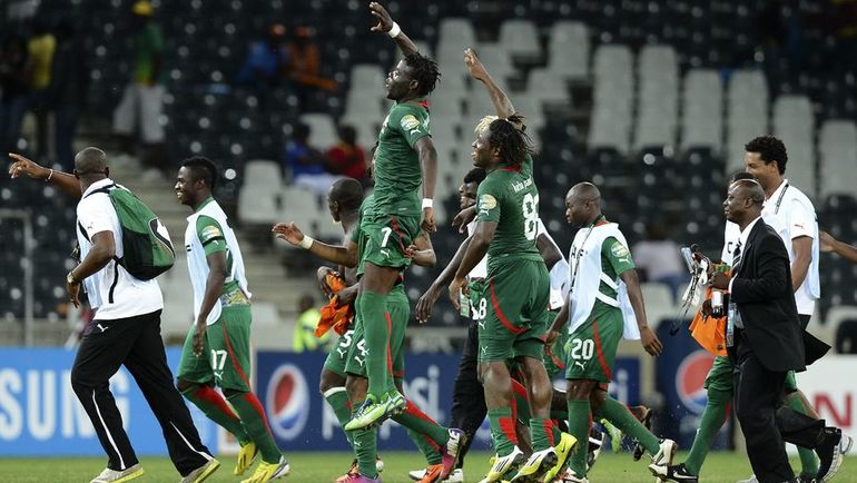 Игроки сборной Буркина-Фасо празднуют выход в финал Кубка Африки-2013. Фото AFP Игроки сборной Буркина-Фасо празднуют выход в финал Кубка Африки-2013. Фото AFP