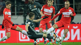 Спартаковцы Роман ЗОБНИН, Дмитрий КОМБАРОВ и Денис ГЛУШАКОВ (слева направо, против армейца Александра ГОЛОВИНА) не только исправно побеждают, но и мало пропускают.