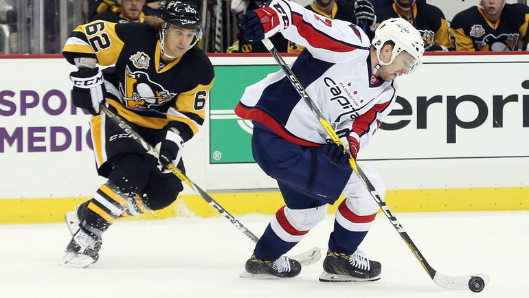 Евгений КУЗНЕЦОВ (справа) пока не очень эффективен в противостояниях с элитными оборонительными защитниками. Фото REUTERS Евгений КУЗНЕЦОВ (справа) пока не очень эффективен в противостояниях с элитными оборонительными защитниками. Фото REUTERS