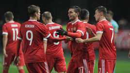 Вторник. Грозный. Россия - Румыния - 1:0. Магомед ОЗДОЕВ (№27) принимает поздравления после забитого мяча.