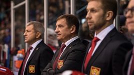 Главный тренер молодежной сборной России Валерий БРАГИН (в центре).