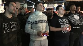 Сегодня. Москва. Ивелин ПОПОВ (слева) и ЗЕ ЛУИШ (справа) поддерживают финалистов Юрия ТИТОВА и Дмитрия МАРТЬЯНОВА.