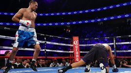 Сегодня. Лас-Вегас. Сергей КОВАЛЕВ (слева) отправляет Андре УОРДА в нокдаун.