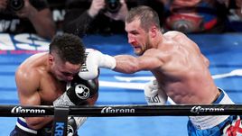 Сегодня. Лас-Вегас. Поражение Сергея КОВАЛЕВА (справа) в бою с Андре УОРДОМ вызвало бурю негодования в соцсетях.