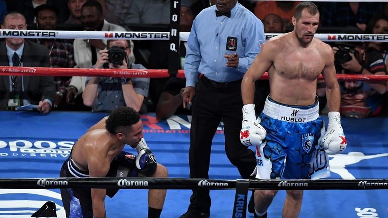 Во втором раунде СЕРГЕЙ КОВАЛЕВ (справа) послал соперника в нокдаун. Фото AFP Во втором раунде СЕРГЕЙ КОВАЛЕВ (справа) послал соперника в нокдаун. Фото AFP