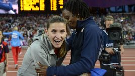 11 августа 2012 года. Лондон. Шанти ЛОУ (справа) поздравляет Анну ЧИЧЕРОВУ с золотом Олимпиады-2012.