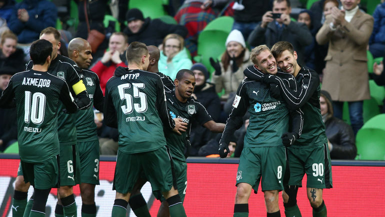 66-я минута. Федор СМОЛОВ (справа) с партнерами поздравляет Юрия ГАЗИНСКОГО (второй справа) с победным голом. Фото Виталий ТИМКИВ 66-я минута. Федор СМОЛОВ (справа) с партнерами поздравляет Юрия ГАЗИНСКОГО (второй справа) с победным голом. Фото Виталий ТИМКИВ