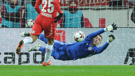 Александр СЕЛИХОВ пытается парировать удар кого-то из хозяев.