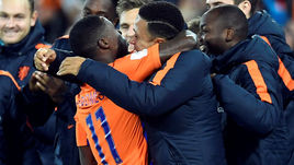 Квинси ПРОМЕС празднует гол за сборную Голландии вместе с Мемфисом ДЕПАЕМ.