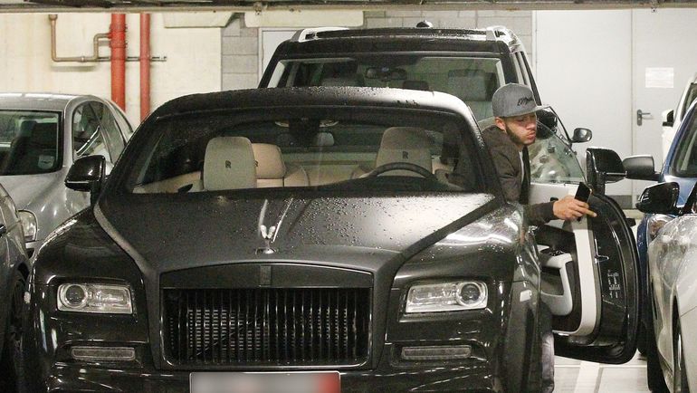 Кажется, дорогие автомобили интересуют Мемфиса ДЕПАЯ больше, чем футбол. Фото mirror.co.uk Кажется, дорогие автомобили интересуют Мемфиса ДЕПАЯ больше, чем футбол. Фото mirror.co.uk