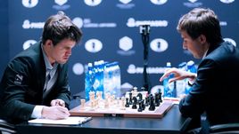 Четверг. Нью-Йорк. Магнус КАРЛСЕН (слева) сравнял счет в противостоянии с Сергеем КАРЯКИНЫМ.