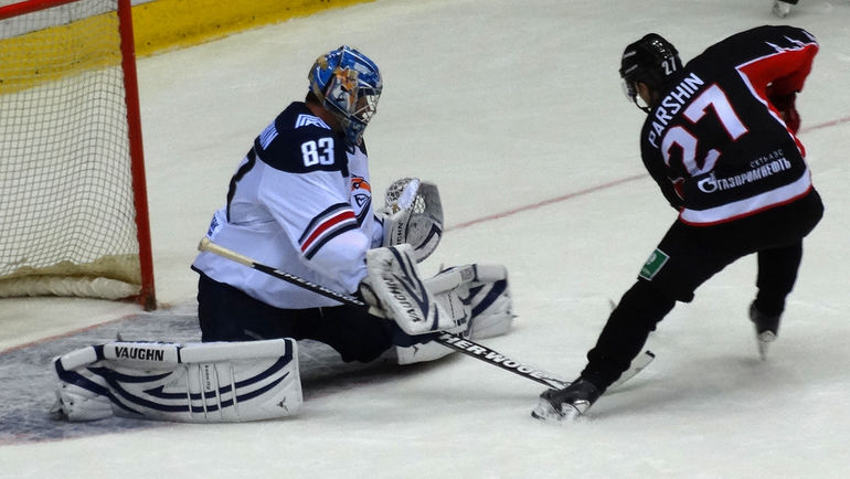 Денис ПАРШИН (справа) теперь будет играть в Уфе. Фото Игорь ЗОЛОТАРЕВ Денис ПАРШИН (справа) теперь будет играть в Уфе. Фото Игорь ЗОЛОТАРЕВ