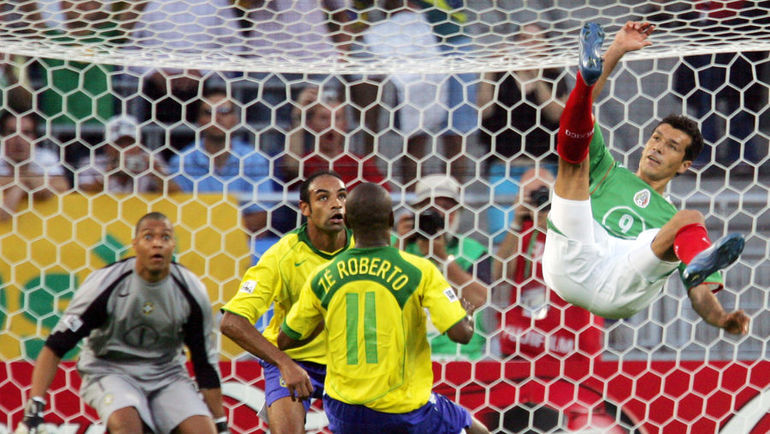Нападающий мексиканцев Харед БОРХЕТТИ (справа) атакует ворота голкипера бразильцев ДИДА, рекордсмена турнира - 22 игры. Фото AFP Нападающий мексиканцев Харед БОРХЕТТИ (справа) атакует ворота голкипера бразильцев ДИДА, рекордсмена турнира - 22 игры. Фото AFP