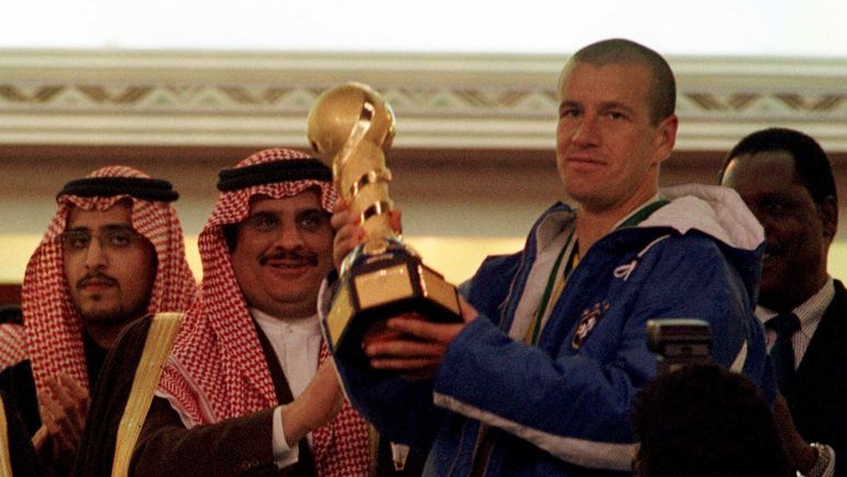 21 декабря 1997 года. Султан бин Фахд и капитан сборной Бразилии ДУНГА после финала Кубка конфедераций, в котором латиноамериканцы разгромили Австралию - 6:0. Фото REUTERS 21 декабря 1997 года. Султан бин Фахд и капитан сборной Бразилии ДУНГА после финала Кубка конфедераций, в котором латиноамериканцы разгромили Австралию - 6:0. Фото REUTERS