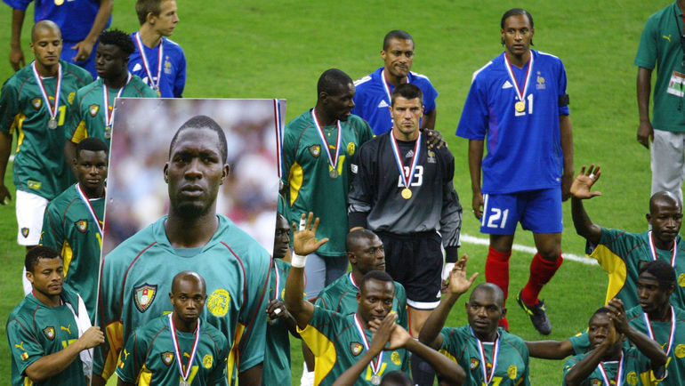 29 июня 2003 года. Сен-Дени. Сборные Франции и Камеруна с портретом Марк-Вивьена Фоэ после финала Кубка конфедераций-2003. Фото AFP 29 июня 2003 года. Сен-Дени. Сборные Франции и Камеруна с портретом Марк-Вивьена Фоэ после финала Кубка конфедераций-2003. Фото AFP