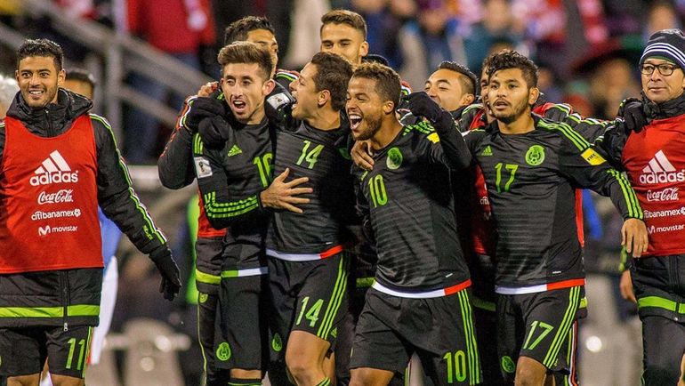Хавьер ЭРНАНДЕС (№14) и Джованни ДОС САНТОС (№10) - главные звезды мексиканской сборной. Фото AFP Хавьер ЭРНАНДЕС (№14) и Джованни ДОС САНТОС (№10) - главные звезды мексиканской сборной. Фото AFP