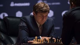 Суббота. Нью-Йорк. Сергей КАРЯКИН во время 11-й партии матча за мировую корону.